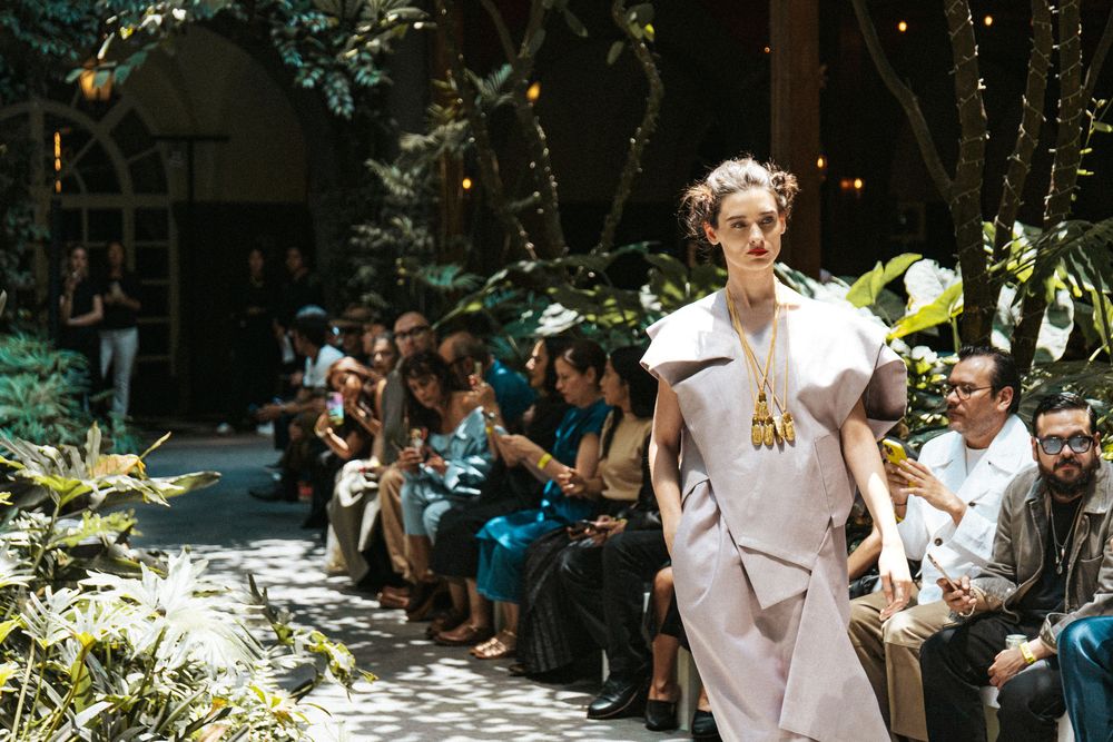 Editorial and fashion photograph by Dario Hudon, Le Café Studio